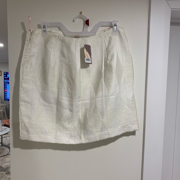 New with tags forever 21 cream skirt - Picture 3 of 4